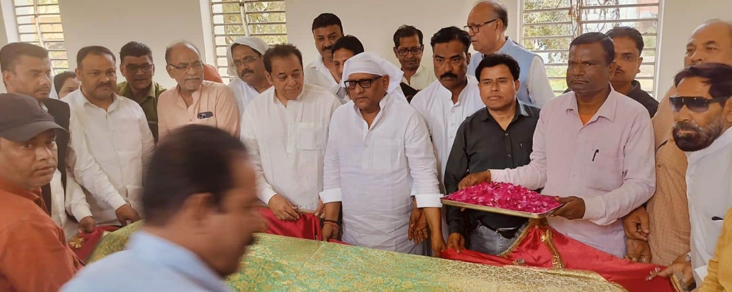 शहीद अशफाक उल्ला खां की मजार पर चादरपोशी करते कांग्रेस के प्रदेश अध्यक्ष अजय राय। स्रोत: संगठन