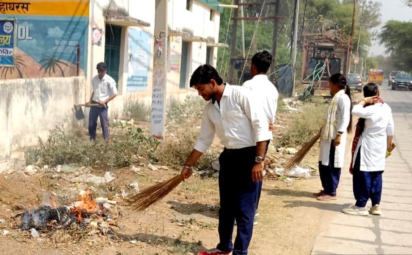 श्रमदान करते राजकीय महाविद्यालय कुरसंडा के छात्र-छात्राएं। स्रोत : स्वयं