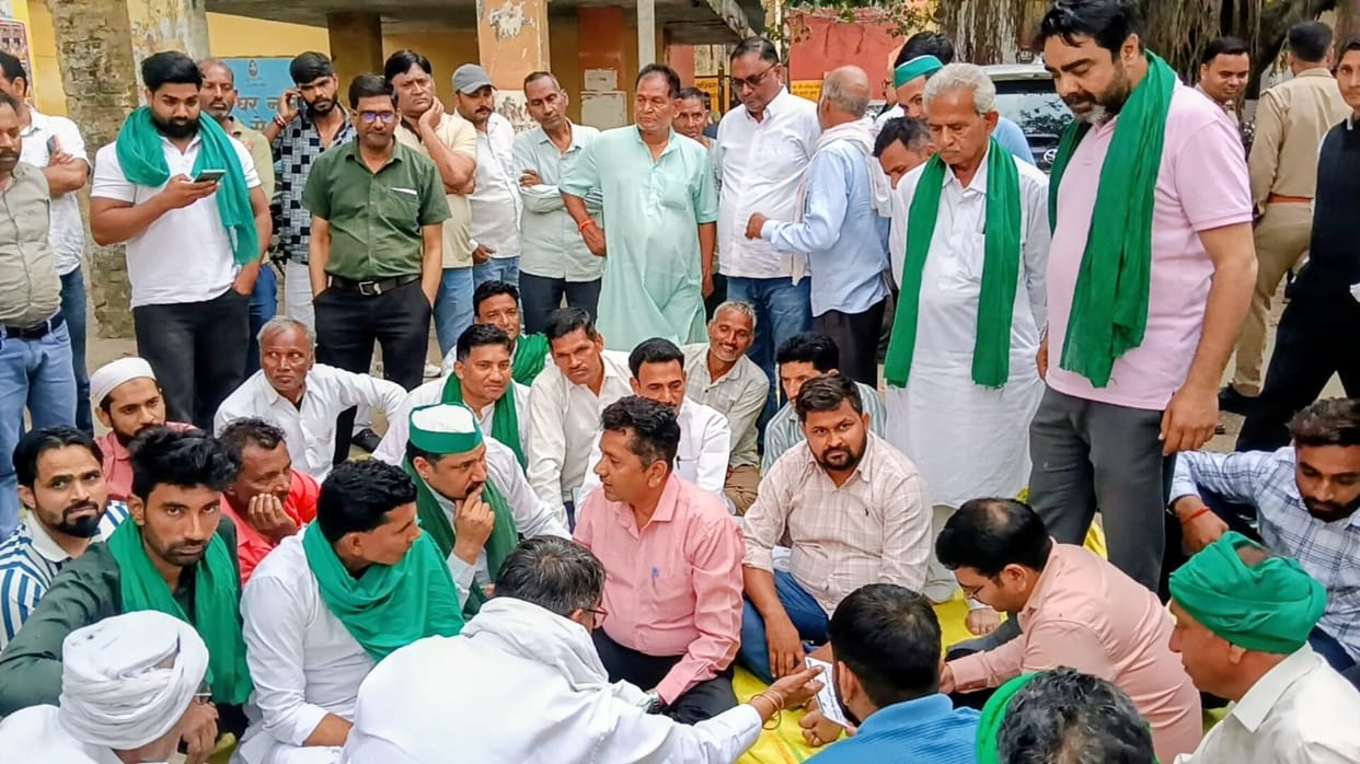 Workers angry over not accepting memorandum in drizzle, sit on dharna