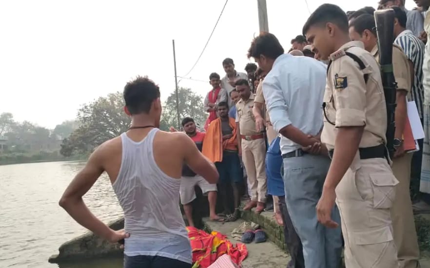 तालाब से शव निकालती पुलिस