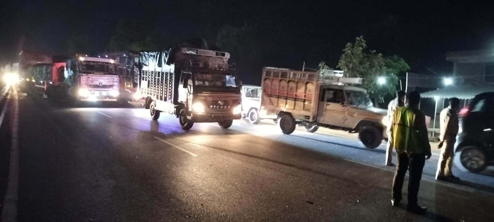 ट्रक पलटने के बाद हाईवे पर लगा जाम। संवाद