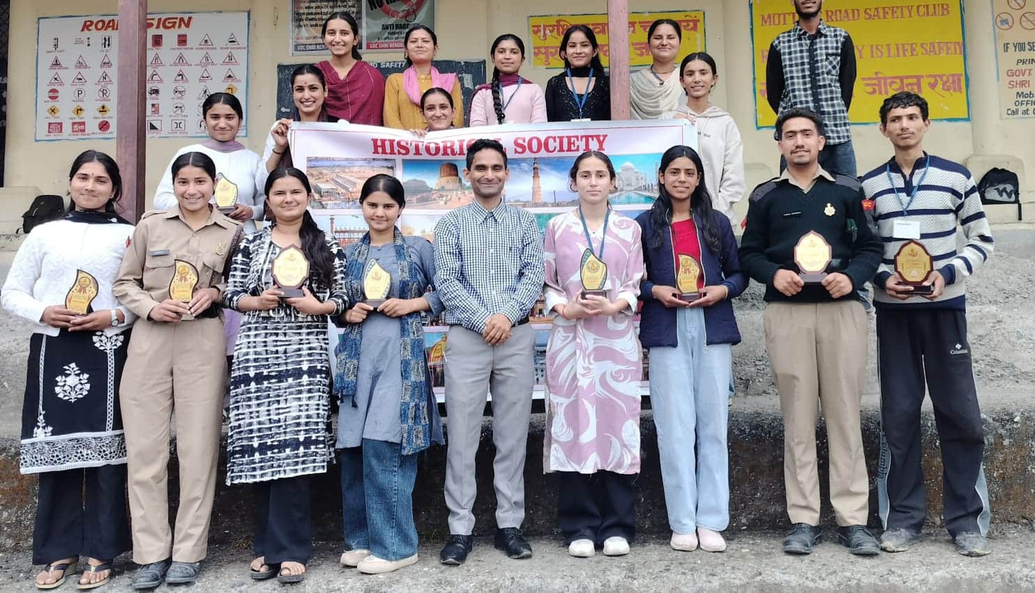 ददाहू कॉलेज में प्रतियोगिता में विजेता प्रतिभागियों को पुरस्कृत करते प्राचार्य। संवाद