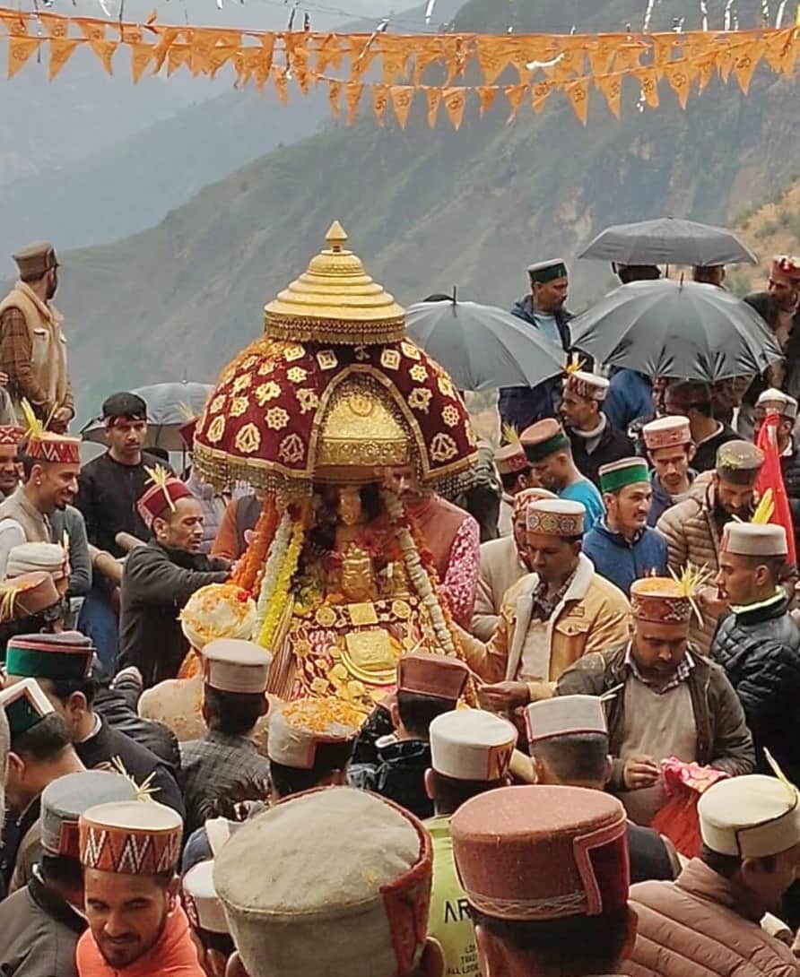 देव श्रीबड़ा छंमाहू के स्वर्गप्रसवास से लौटते ही दर्शन करते देवलू।-देवलू।