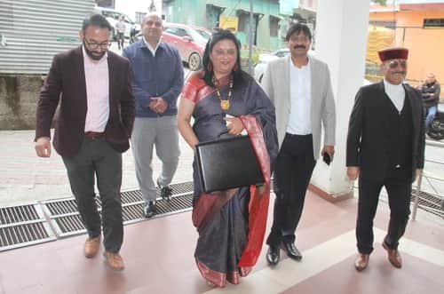 धर्मशाला के नगर निगम कार्यालय में अधिकारियों और पार्षदों के साथ वार्षिक बजट पेश करने पहुंचते 