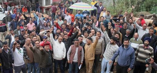 धर्मशाला में एटीएस स्थापित करने और रानीताल न जाने को लेकर बैठक के दौरान नारेबाजी करते हुए टैक्स