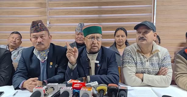 धर्मशाला में पत्रकार वार्ता करते हुए अखिल भारतीय शहीद दुर्गामल दल बहादुर फुटबाल एसोसिएशन के अध