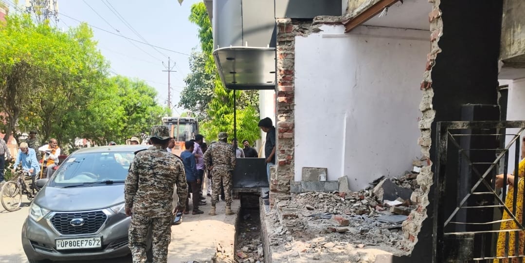 Municipal Corporation demolished illegal kitchen on drain, created ruckus
