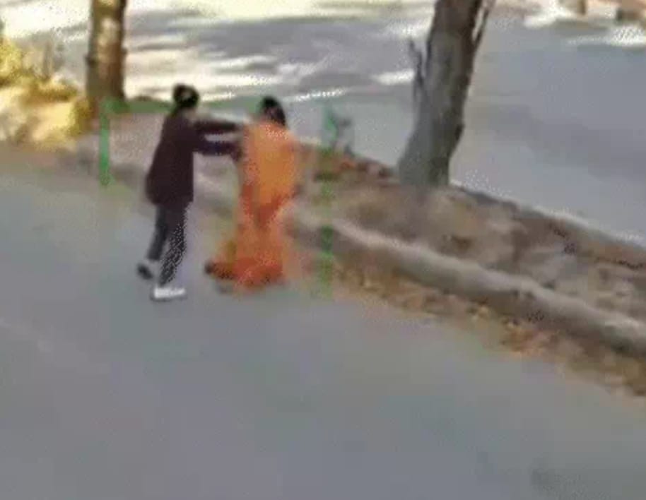 Chain snatching in broad daylight in Udaipur; a woman was pushed to the ground; CCTV footage has surfaced.