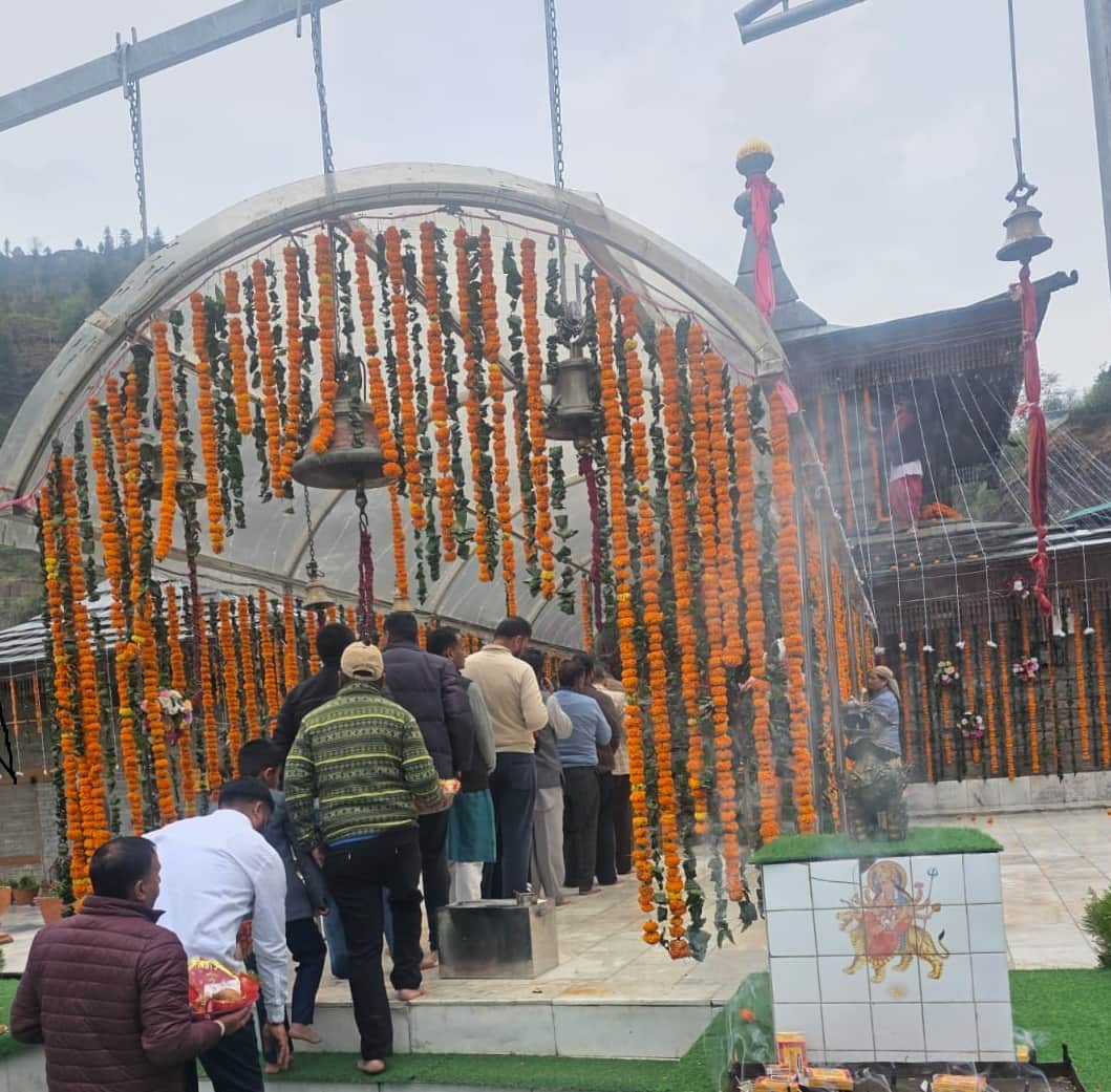 वीरवार सुबह हाटकोटी मंदिर में दर्शन के लिए लाईनों में लगे लोग