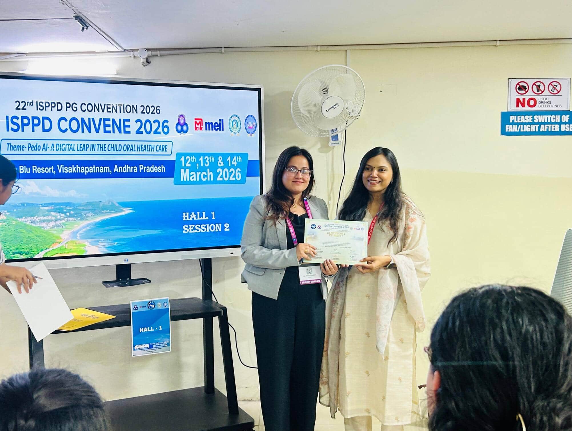 विशाखापट्टनम में आयोजित पीडो कन्वेंशन 2026 में हिमाचल डेंटल कॉलेज की एक प्रतिभा को सम्मानित करत