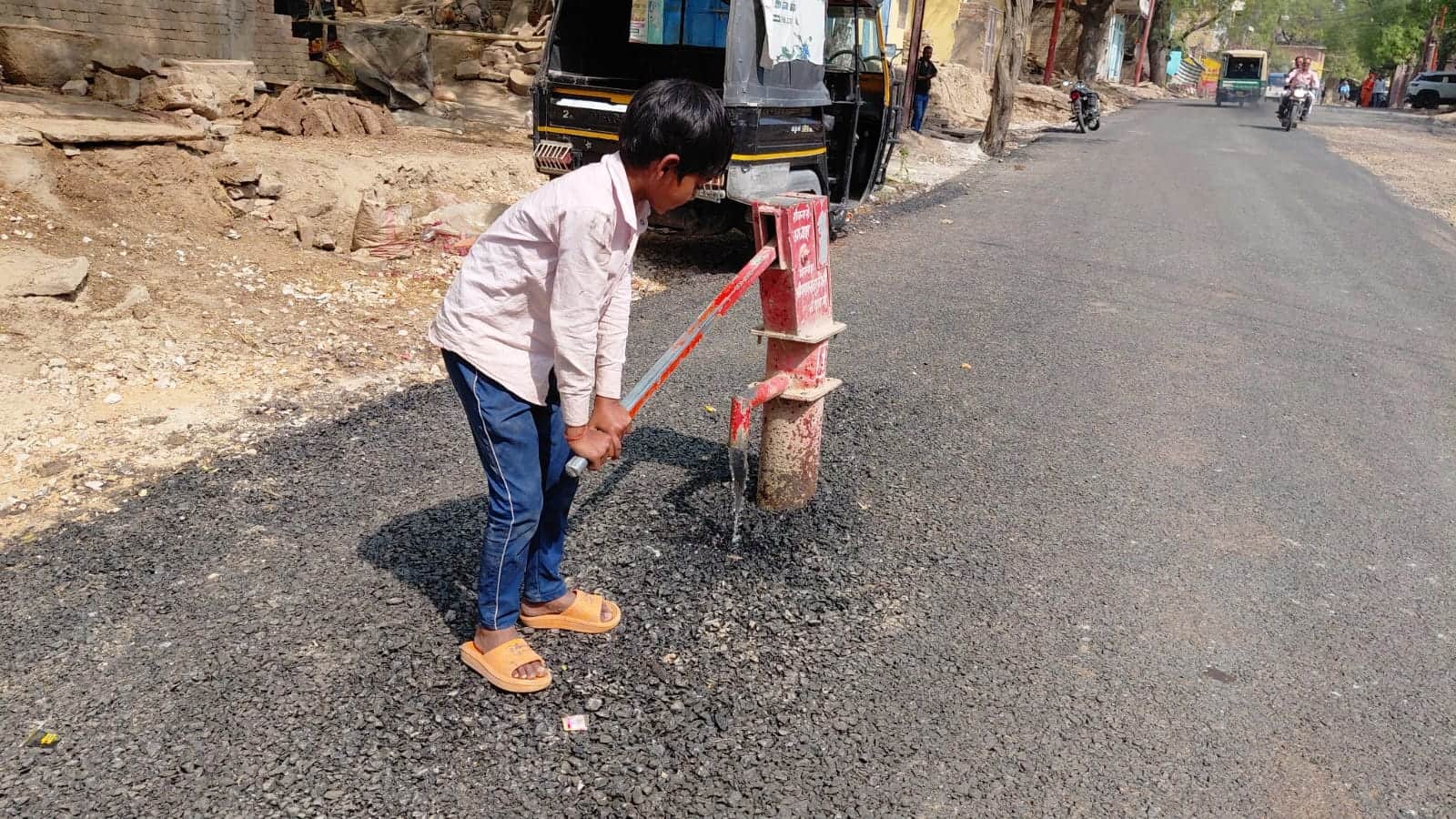 विंध्याचल कंतित के पास सड़क पर स्थित हैंडपंप को चलाता बालक। स्रोत- सोशल मीडिया