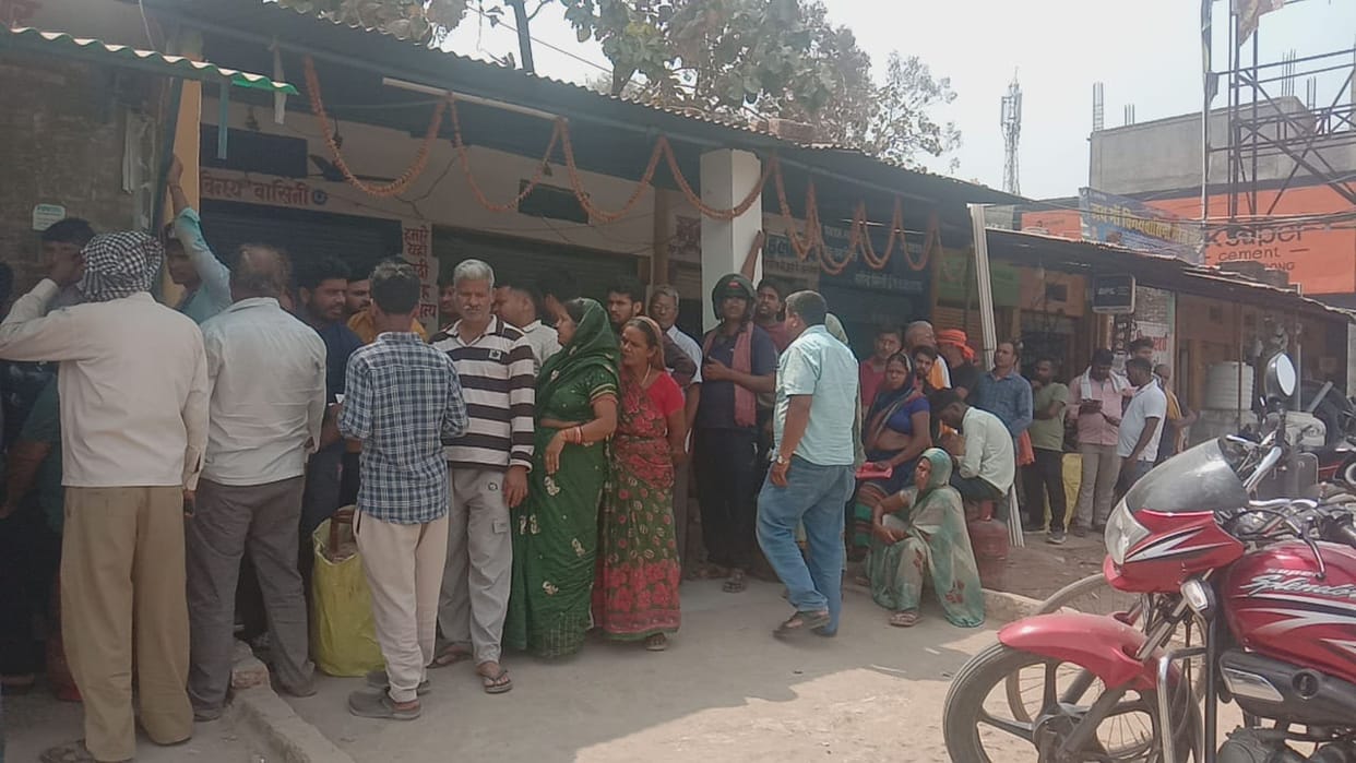 Cylinder not supplied even after payment, long queue in Vindhyachal
