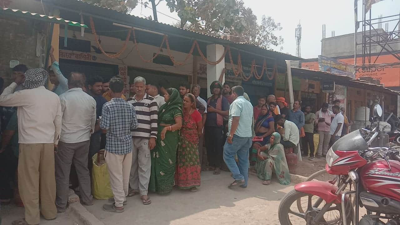 विंध्याचल स्थित एक गैस एजेंसी में पर्ची कटाने के लिए लगी लाइन, स्रोत संवाद