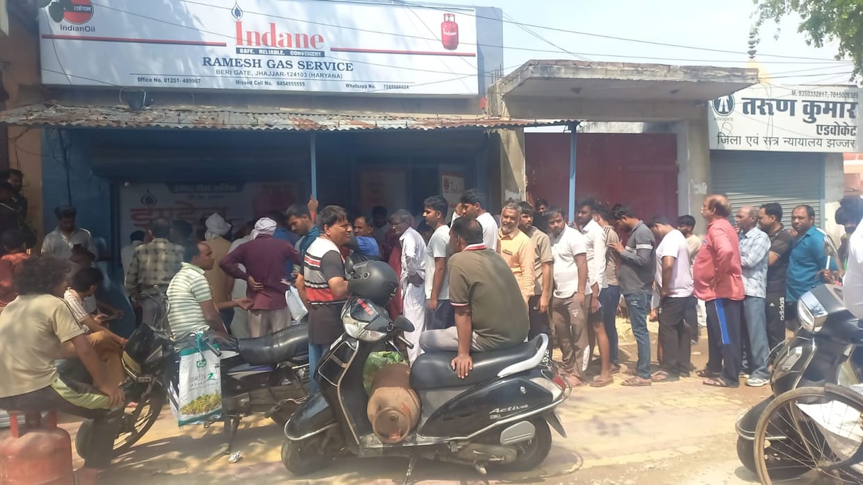 People waiting to collect cylinders stood in queues for hours due to a server outage.