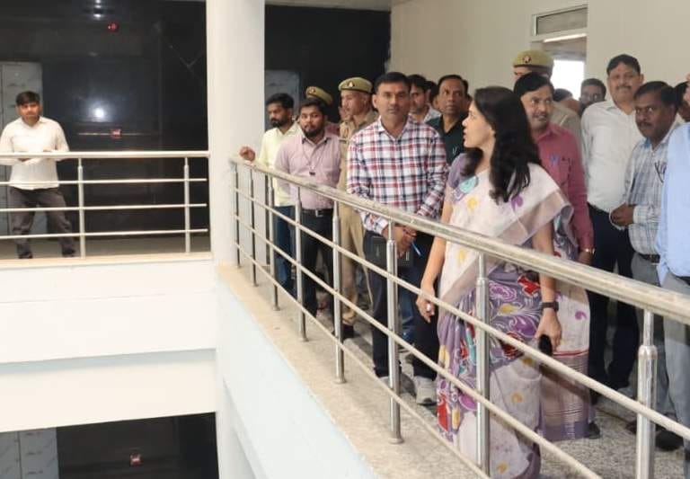 Secretary inspected the laboratory building and directed for its early operation.