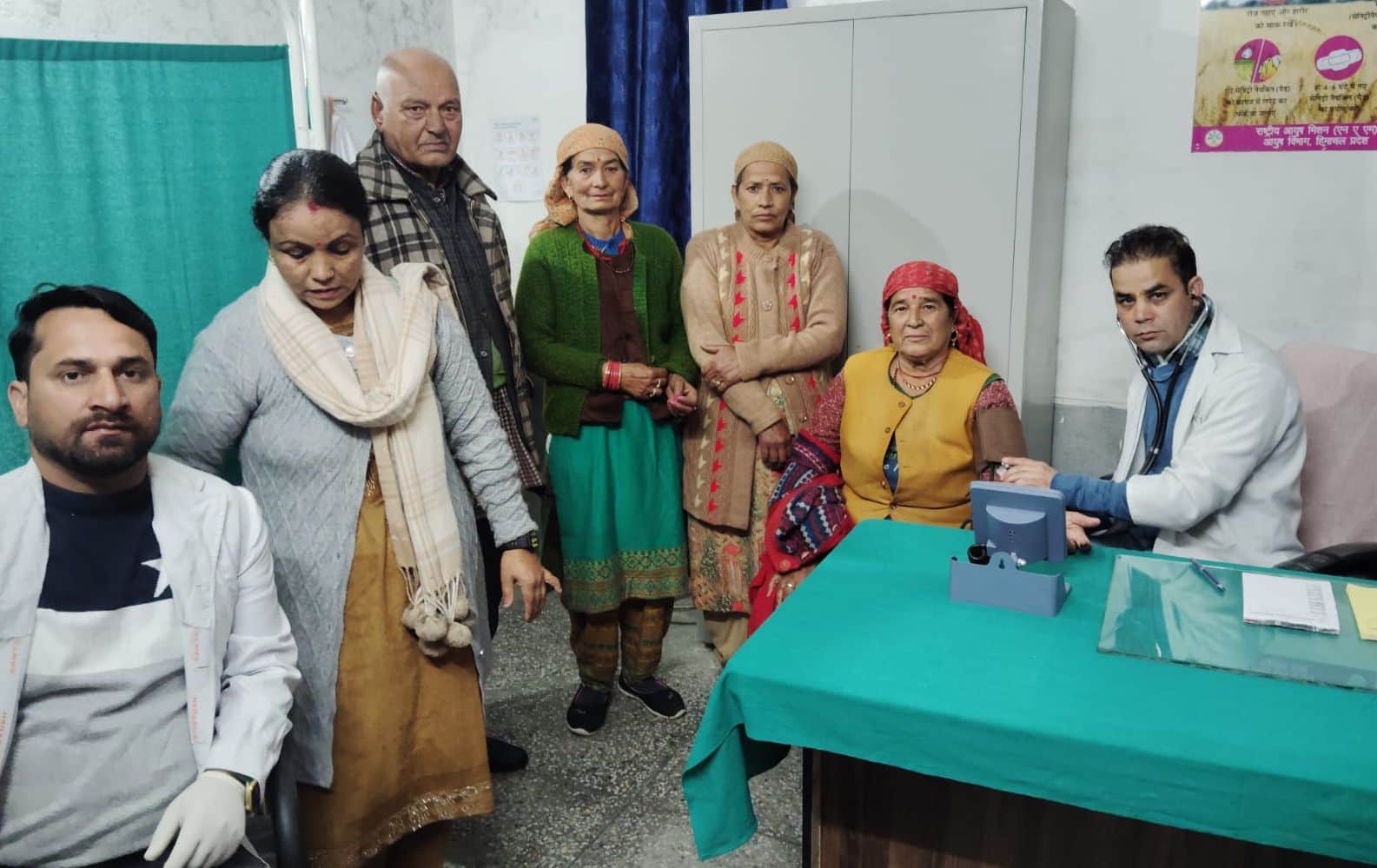 आनी के कराणा में आयोजित स्वास्थ्य जांच शिविर में ग्रामीणों के जांच करते डॉक्टर। संवाद