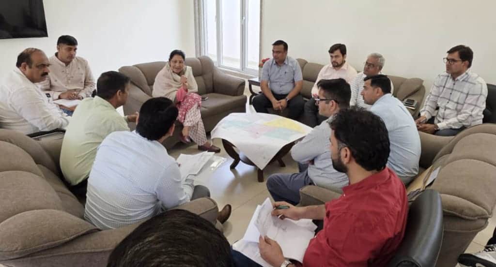 अपने कार्यालय सोनीपत विकास प्राधिकरण के अधिकारियों के साथ बैठक करती विधायक कृष्णा गहलावत। स्रोत