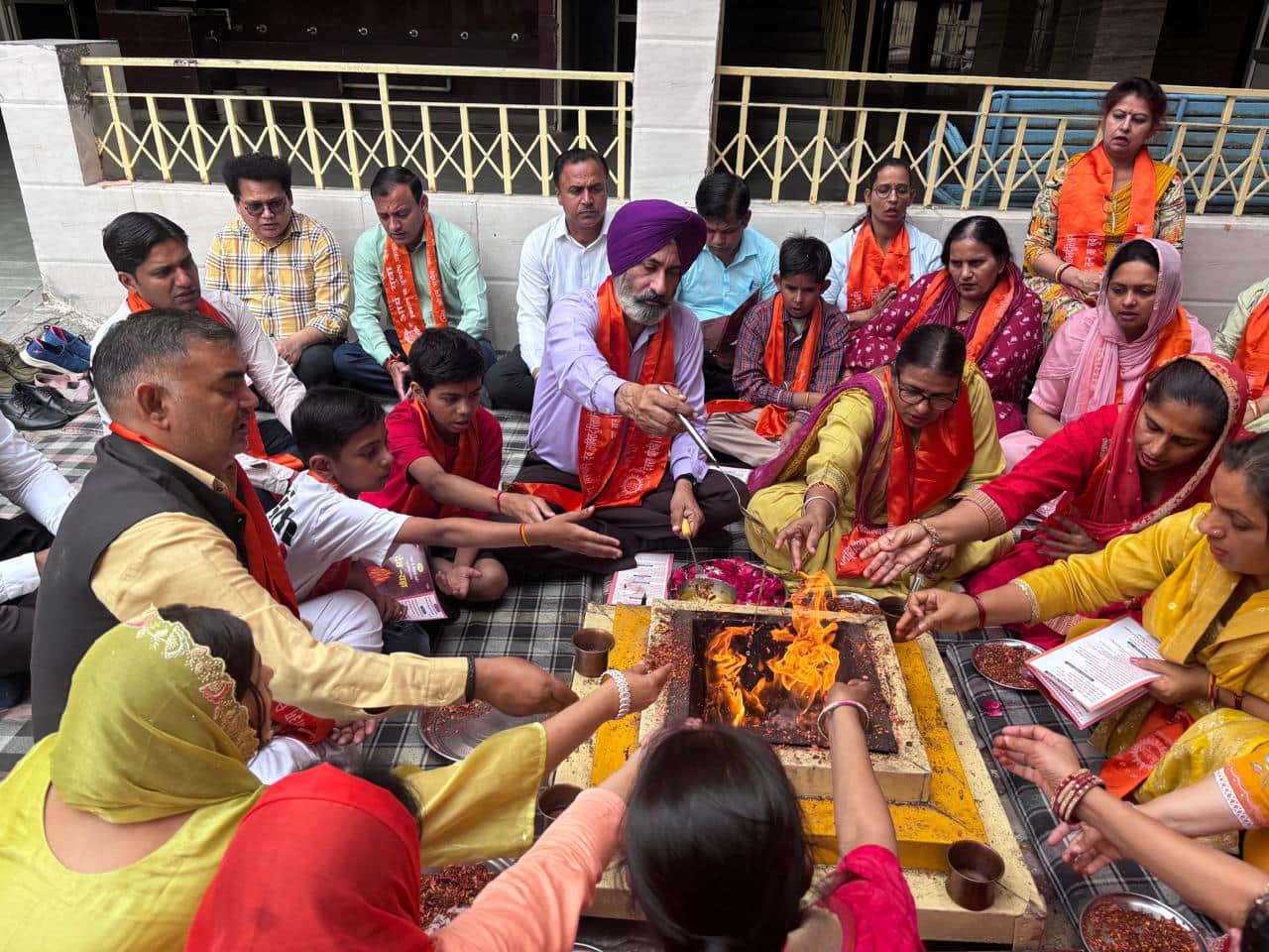 असंध डीएवी पब्लिक स्कूल में आयोजित हवन में आहुतियां डालते  प्रधानाचार्य सुखपाल सिंह मान और अन्य