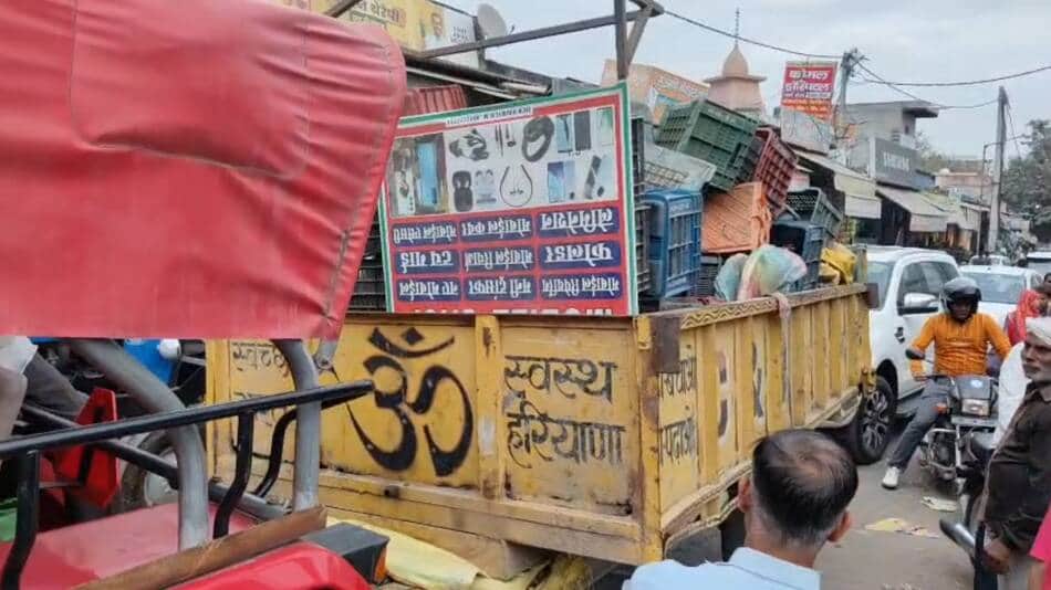 अतिक्रमण हटाते हुए जब्त सामान को ले जाते हए नगर परिषद का वाहन। स्रोत : संवाद