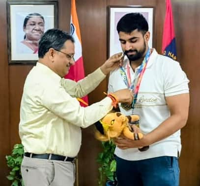 अंतर विवि बीच रेसलिंग में स्वर्ण पदक विजेता सागर को बधाई देते कुलपति प्रो. श्रीप्रकाश सिंह। स्र