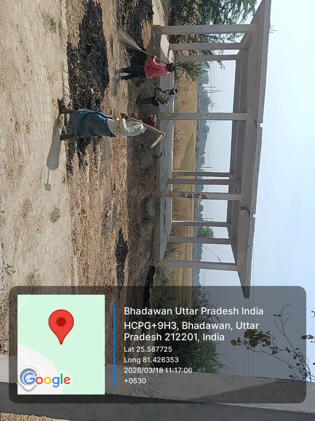 अंत्येष्टि स्थल का सफाई करते कर्मचारी। स्रोत: पंचायती राज विभाग