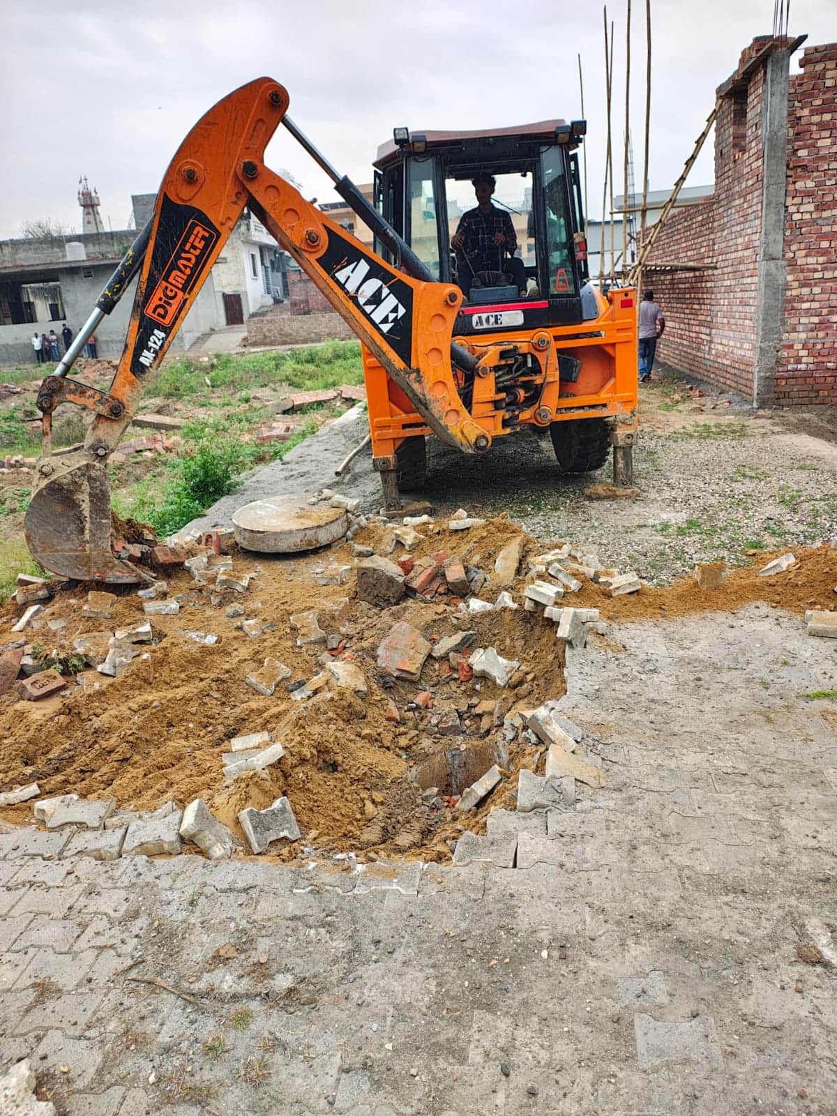 अवैध निर्माण को तोड़ता पीला पंजा। प्रवक्ता