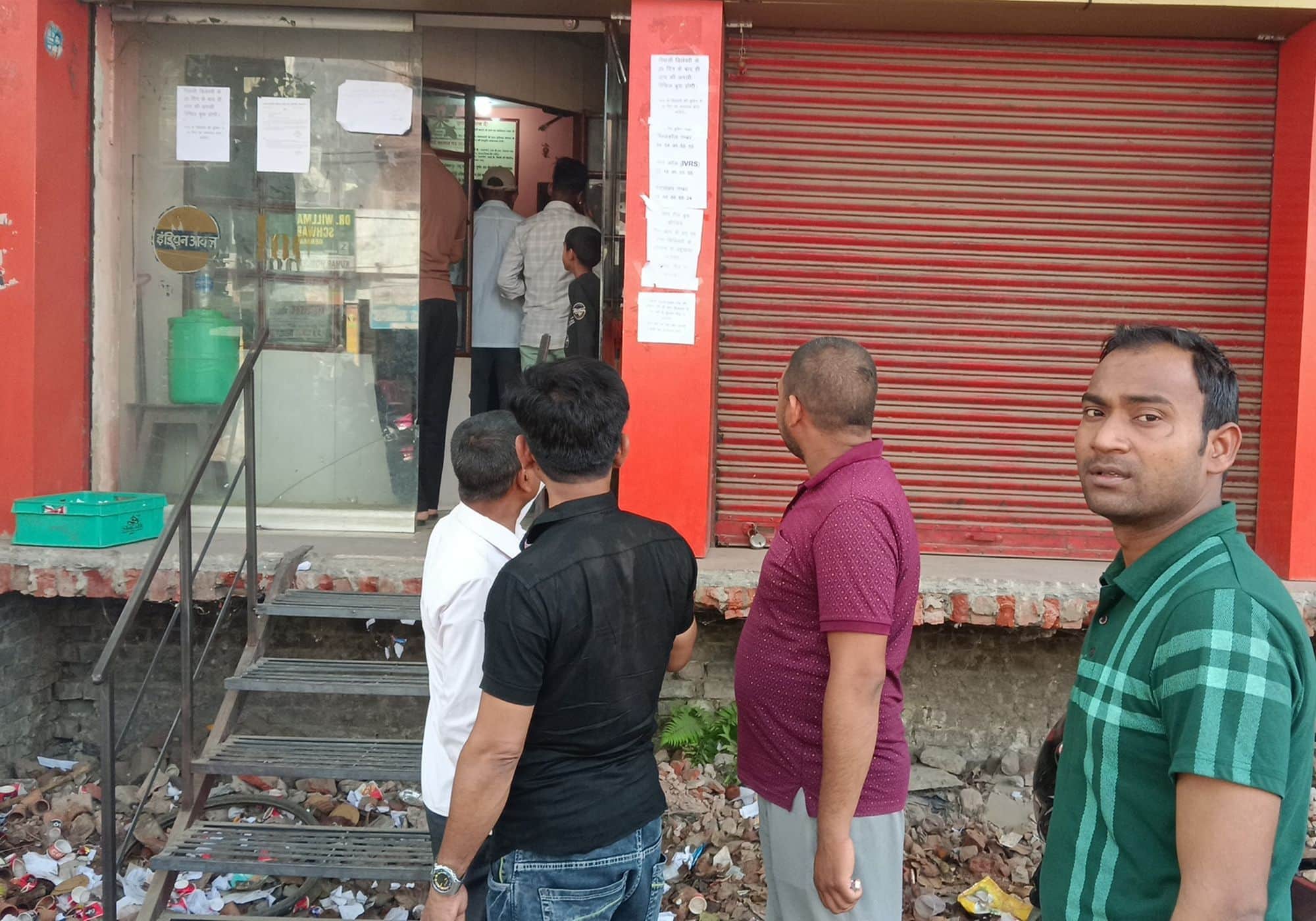 बाबा गैस एजेंसी अकबरपुर के बाहर रसोईगैस लेने के लिए खड़े उपभोक्ता।