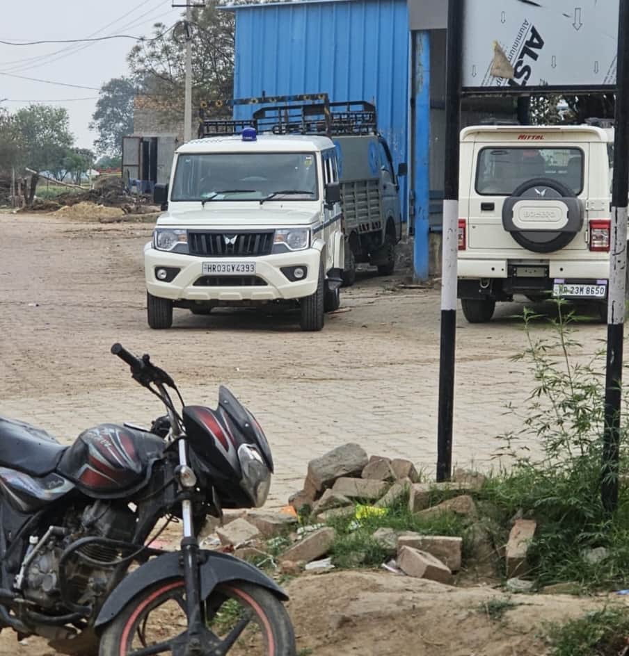 भूना। ढाणी भोजराज में एंटी करप्शन ब्यूरो की जांच टीम की गाड़ी घर के बाहर खड़ी हुई