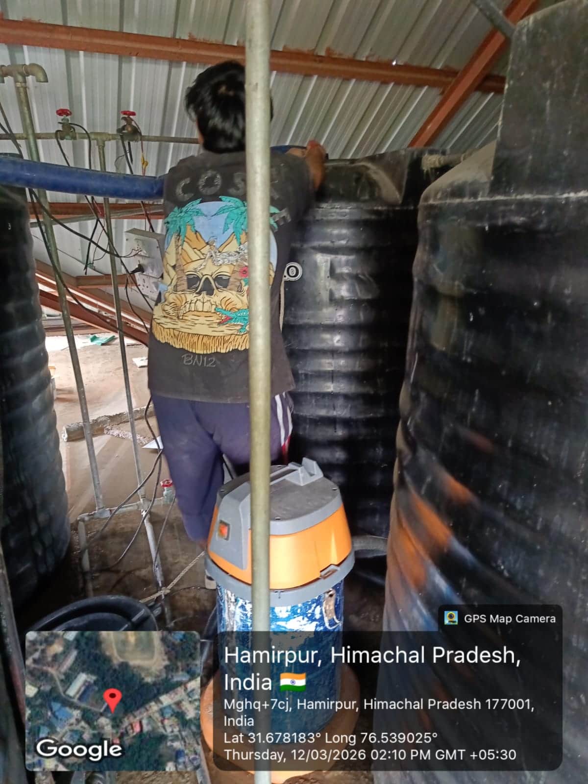 बहुतकनीकी संस्थान बड़ू में पेजयल स्टोरेज टंकियों की सफाई करता कर्मी। संस्थान।