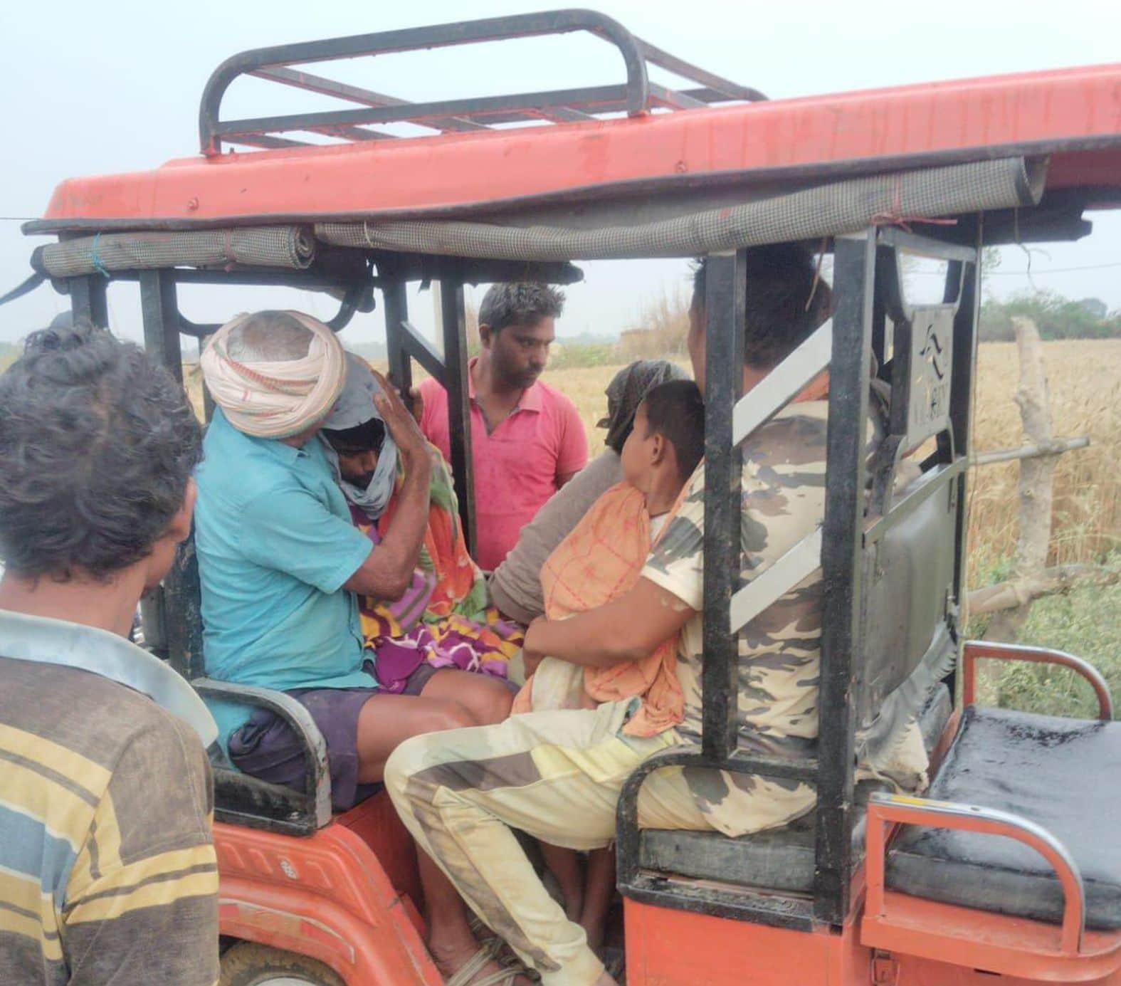 भदैंया में ईंट भट्ठे के पास बिजली गिरने से घायलों को ई-रिक्शा पर लादकर सीएचसी ले जाते लोग। स्रो
