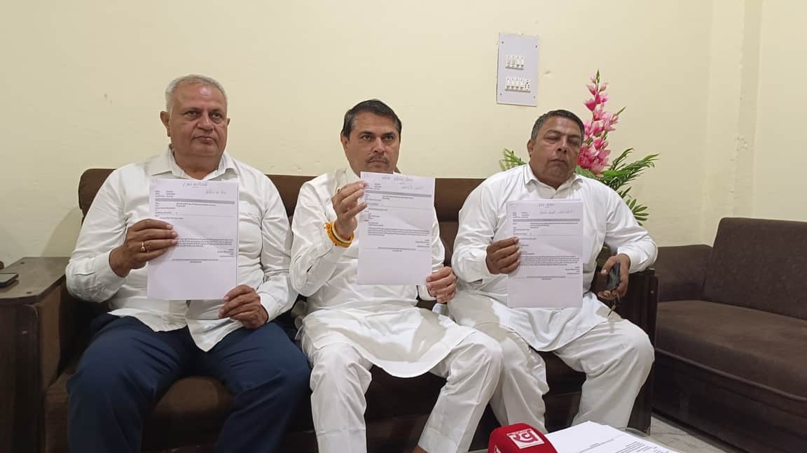 बजट सत्र में सवालों को नजरअंदाज करने की बात को लेकर प्रेसवार्ता करते इंदुराज नरवाल। स्रोत : संव