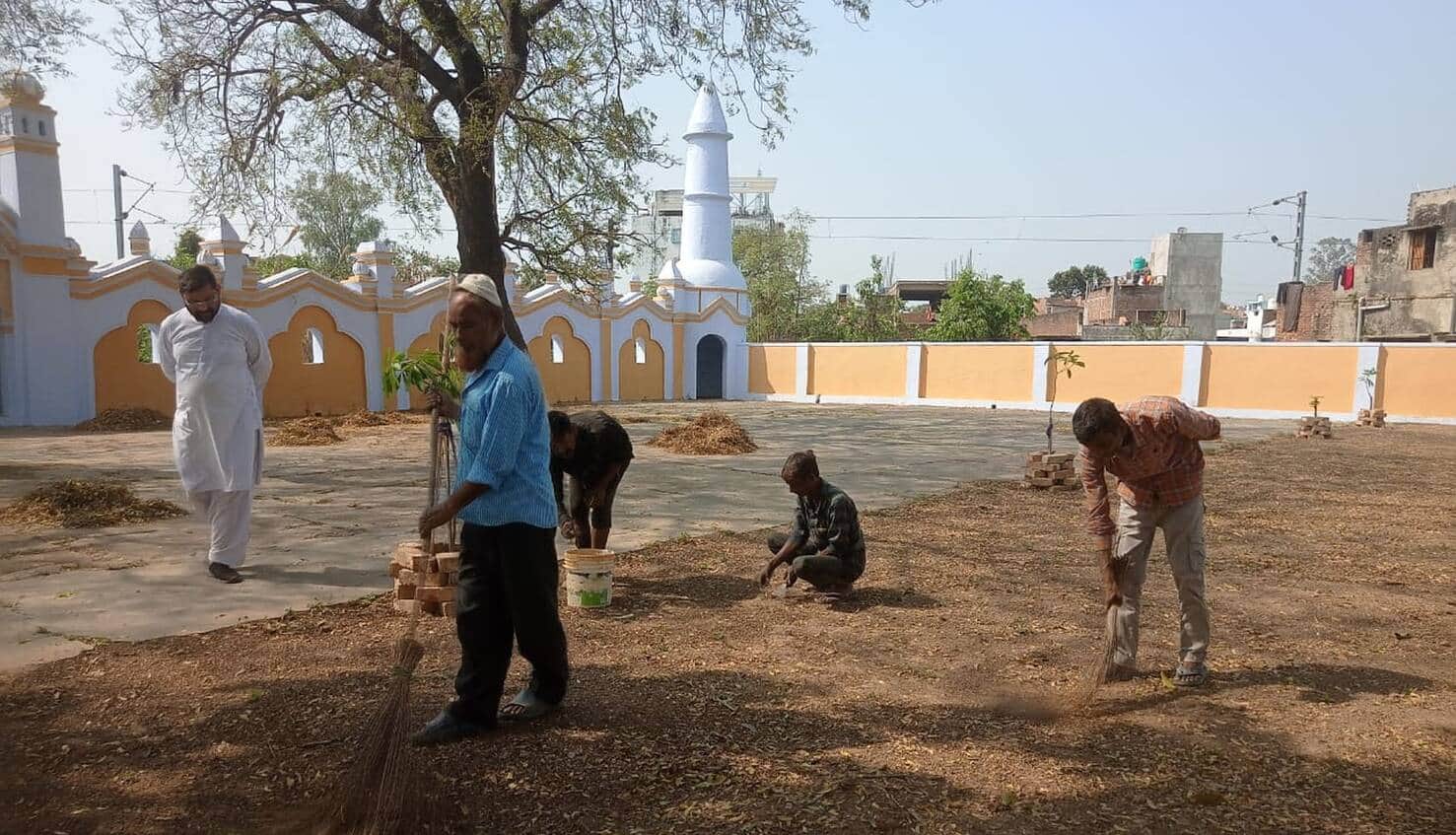 बलरामपुर के नौशहरा स्थित मस्जिद में साफ सफाई करते लोग ।-संवाद
