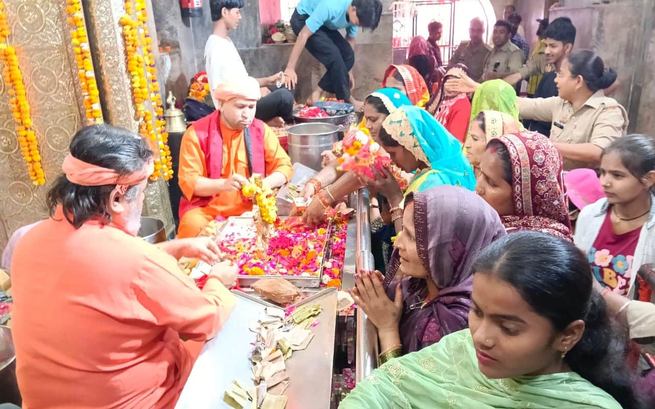 -बलरामपुर के शक्तिपीठ देवीपाटन मंदिर में पूजा अर्चना करते श्रद्धालु ।-संवाद