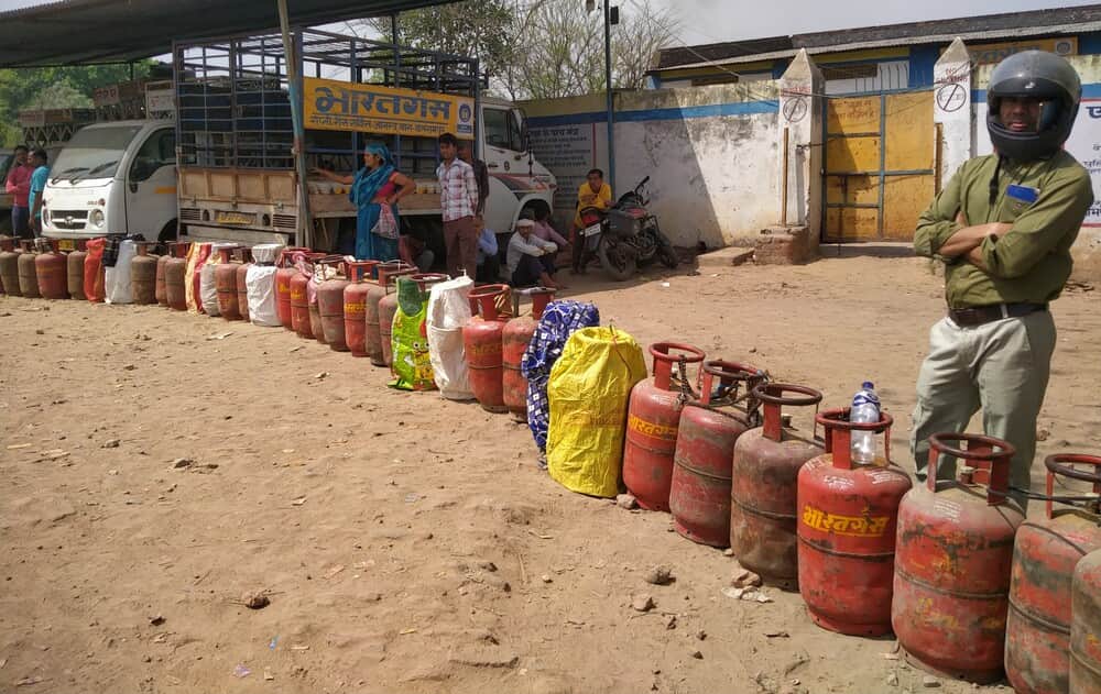 बलरामपुर के धर्मपुर गैस गोदाम पर लगी उपभोक्ताओं की लाइन ।-संवाद