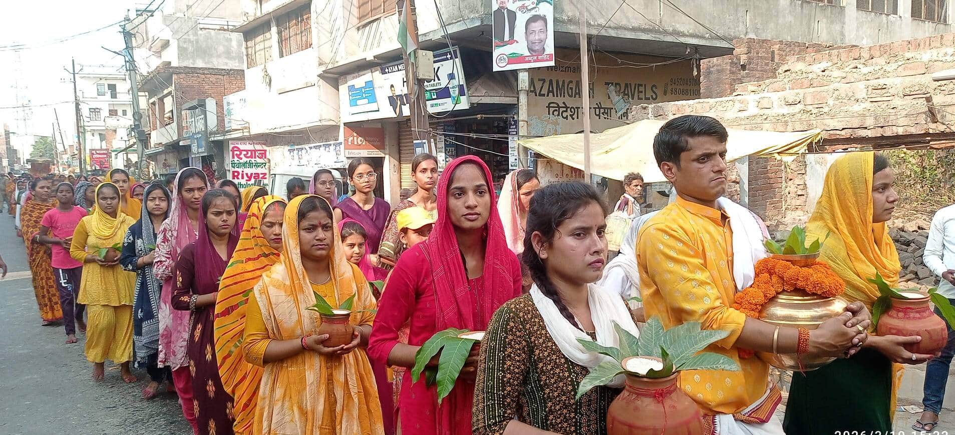 बिलरियागंज में कलश यात्रा में कलश लेकर चलती कन्याएं और महिलाएं। संवाद