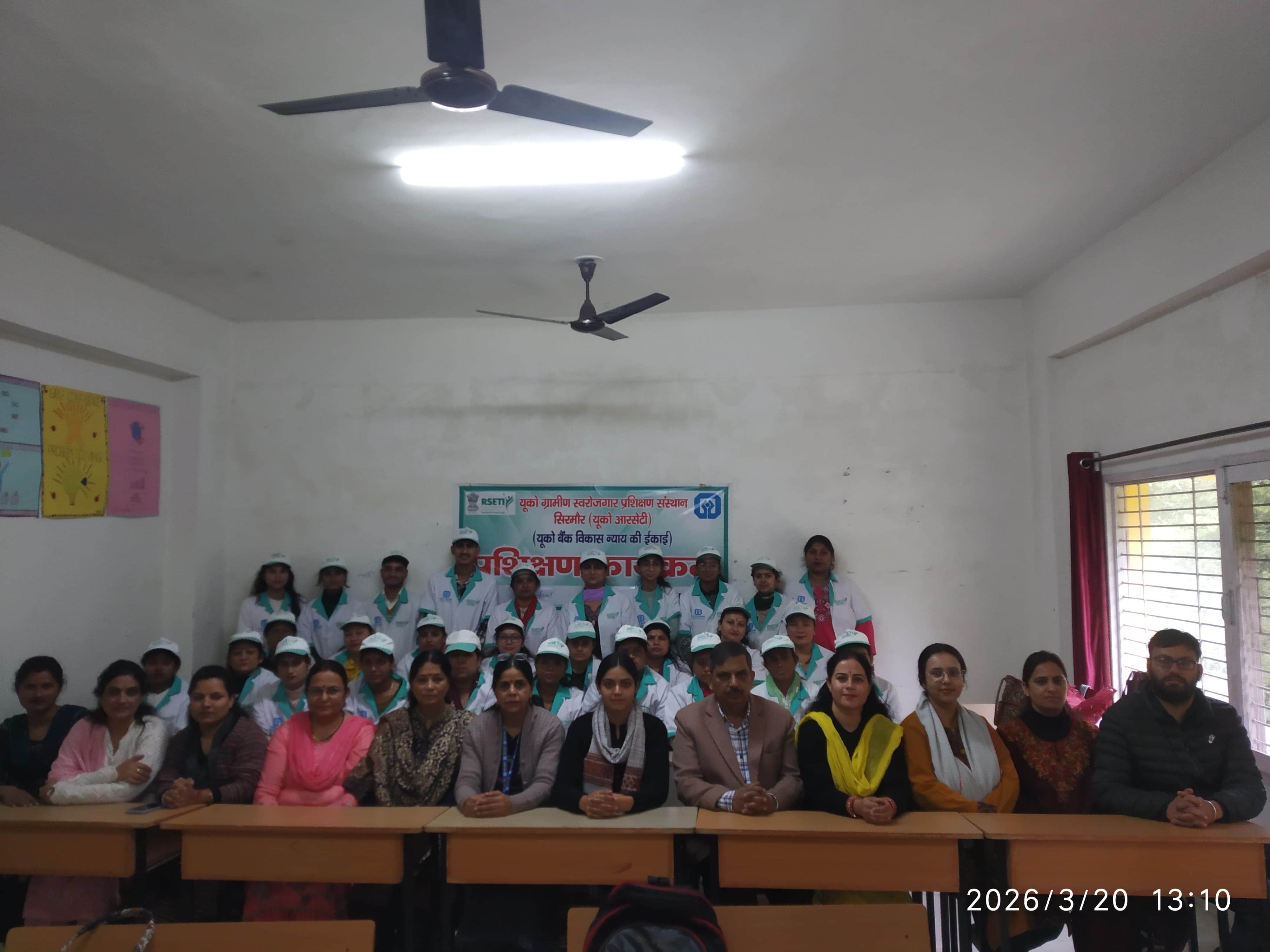 बनकला पंचायत में फास्ट फूड प्रशिक्षण शिविर के समापन मौक पर प्रशिक्षु व अधिकारी। स्रोत: यूकोआरसे