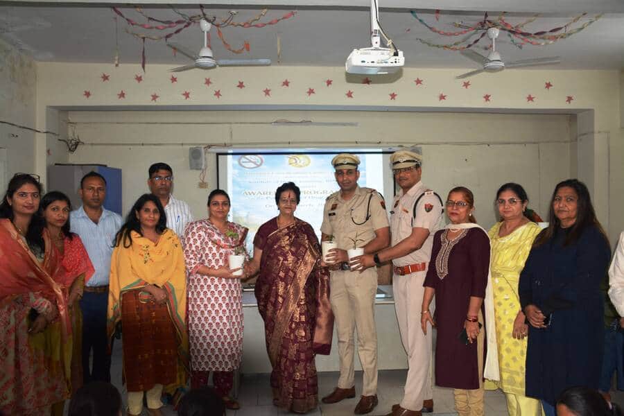 बीपीएस महिला विश्वविद्यालय में नशे के खिलाफ कार्यक्रम में अतिथियों को सम्मानित करती विवि की प्