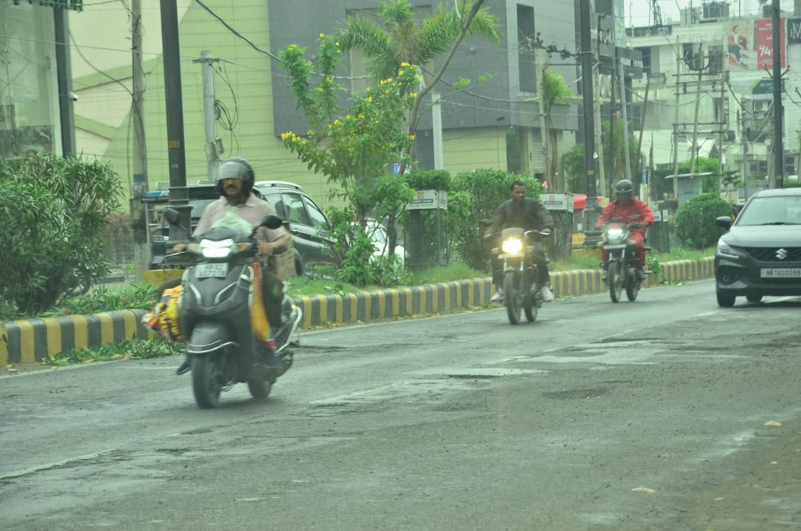 बारिश के दौरान गुजरते वाहन चालक। संवाद