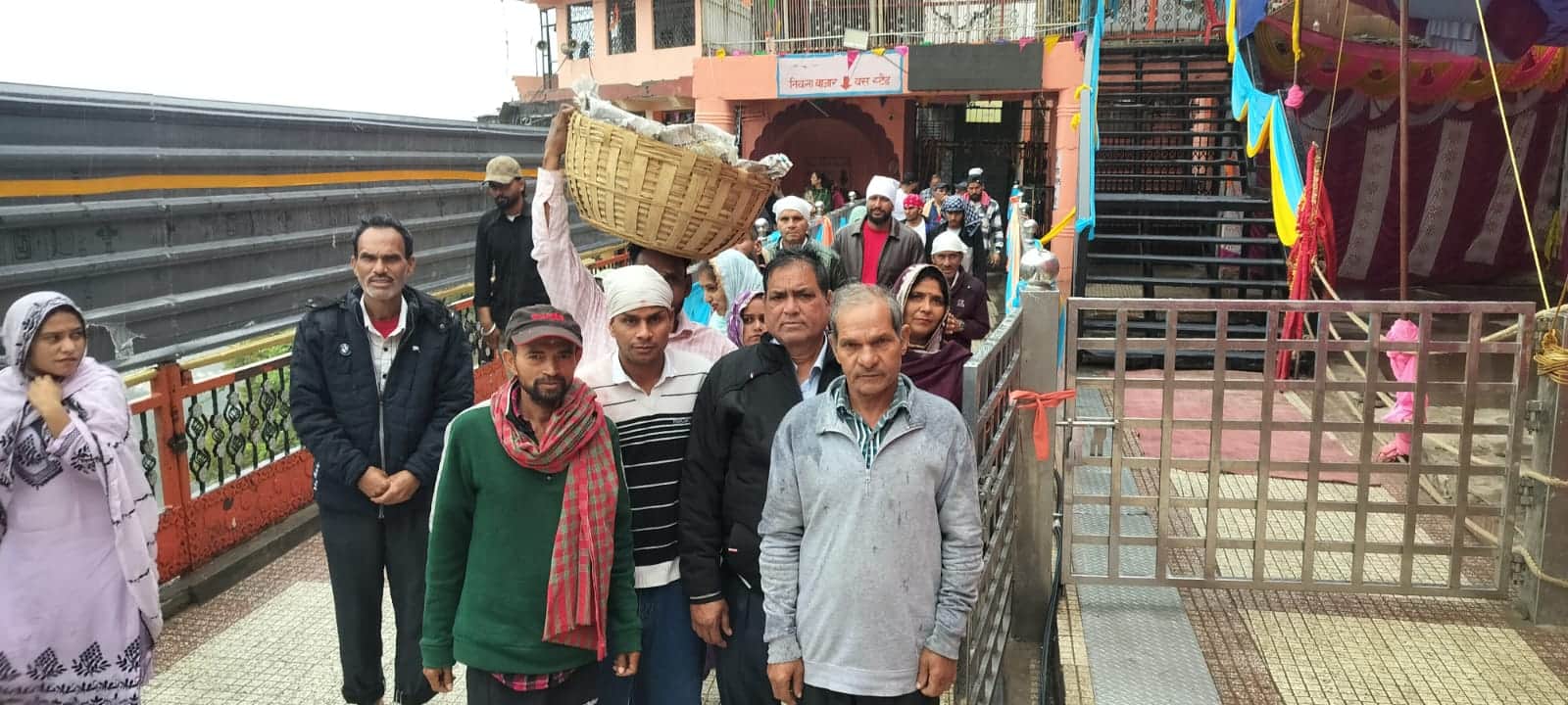 बारिश के दौरान दियोटसिद्ध में चैत्र मास मेले में बाबा बालक नाथ के दरबार पहुंचे श्रद्धालु। संवाद