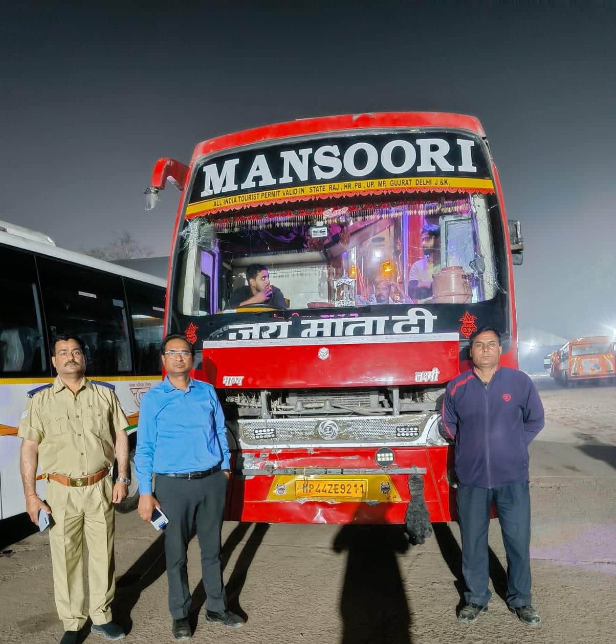 बस के साथ एआरटीओ सत्येंद्र सिंह व टीम।