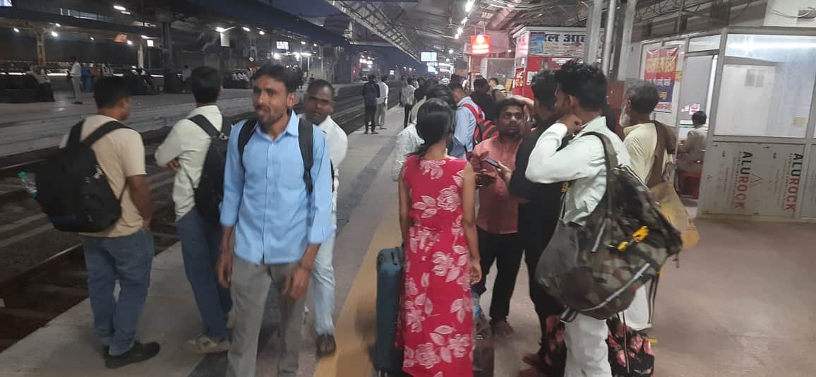 बस्ती रेलवे स्टेशन पर ट्रेन की प्रतीक्षा करते यात्री।संवाद