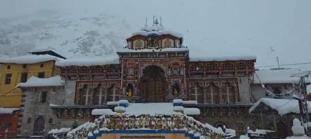 Snowfall in over 50 villages, freezing cold forces people to stay indoors