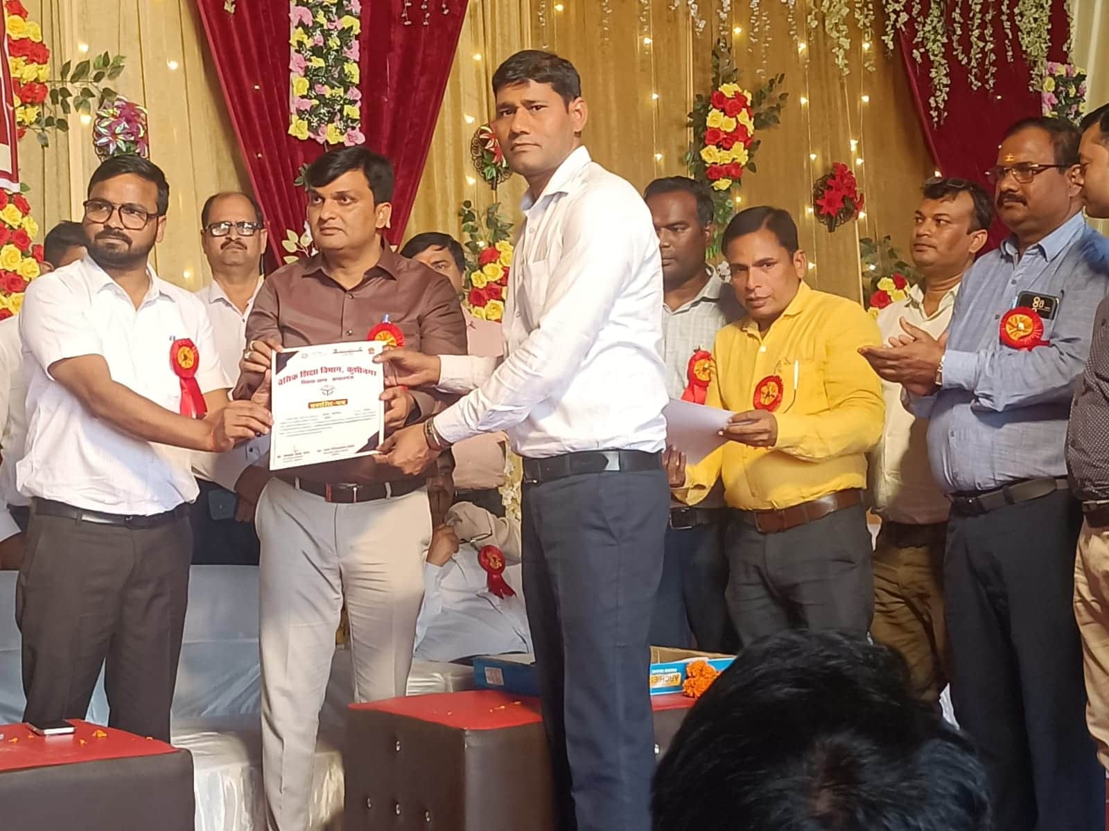 बोदरवार में बेहतर शिक्षण कार्य करने पर शिक्षक को सम्मानित करते उपजिलाधिकारी व खंड शिक्षा अधिकार