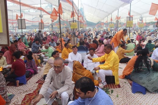 The devotees in Indian attire chanted mantras at 521 Yagna Kundas.