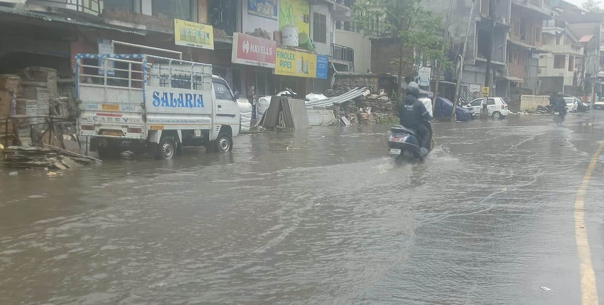 चंबा में मुगला के पास एनएच पर जमा बारिश का पानी।संवाद