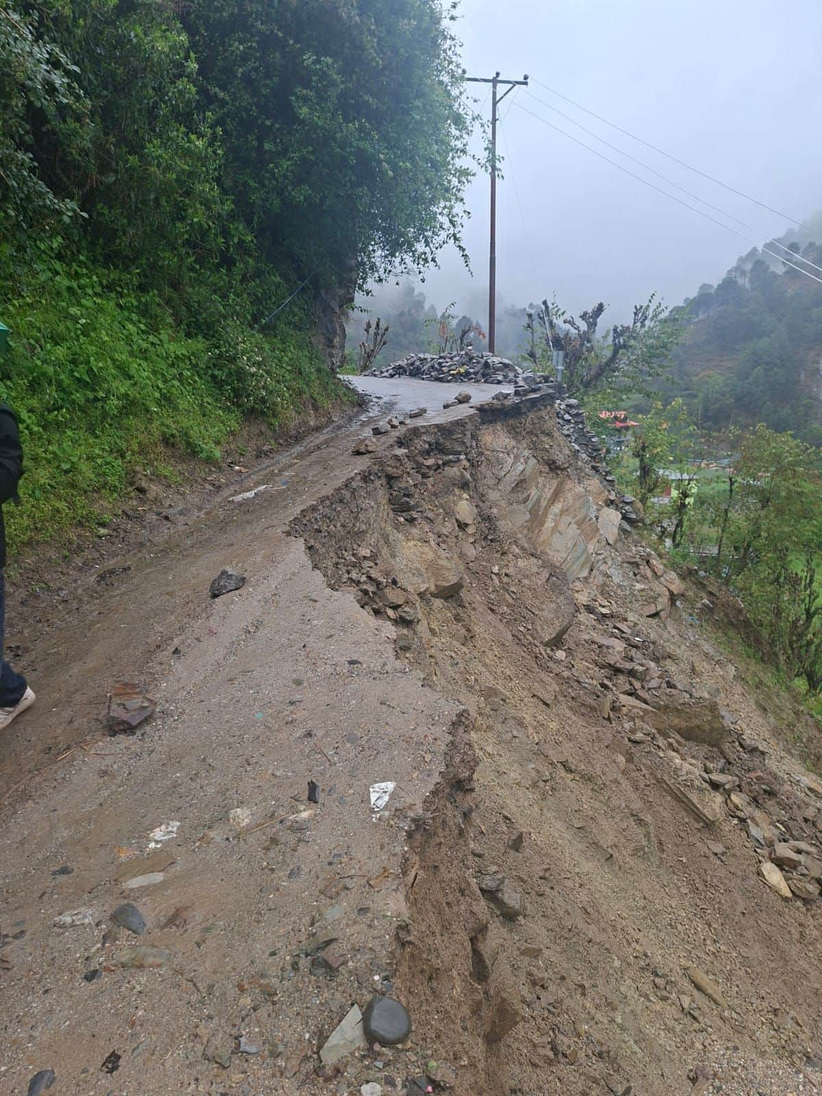 चनेड़ – चमड़ोली सड़क पर गिरा डंगा: जागरूक पा