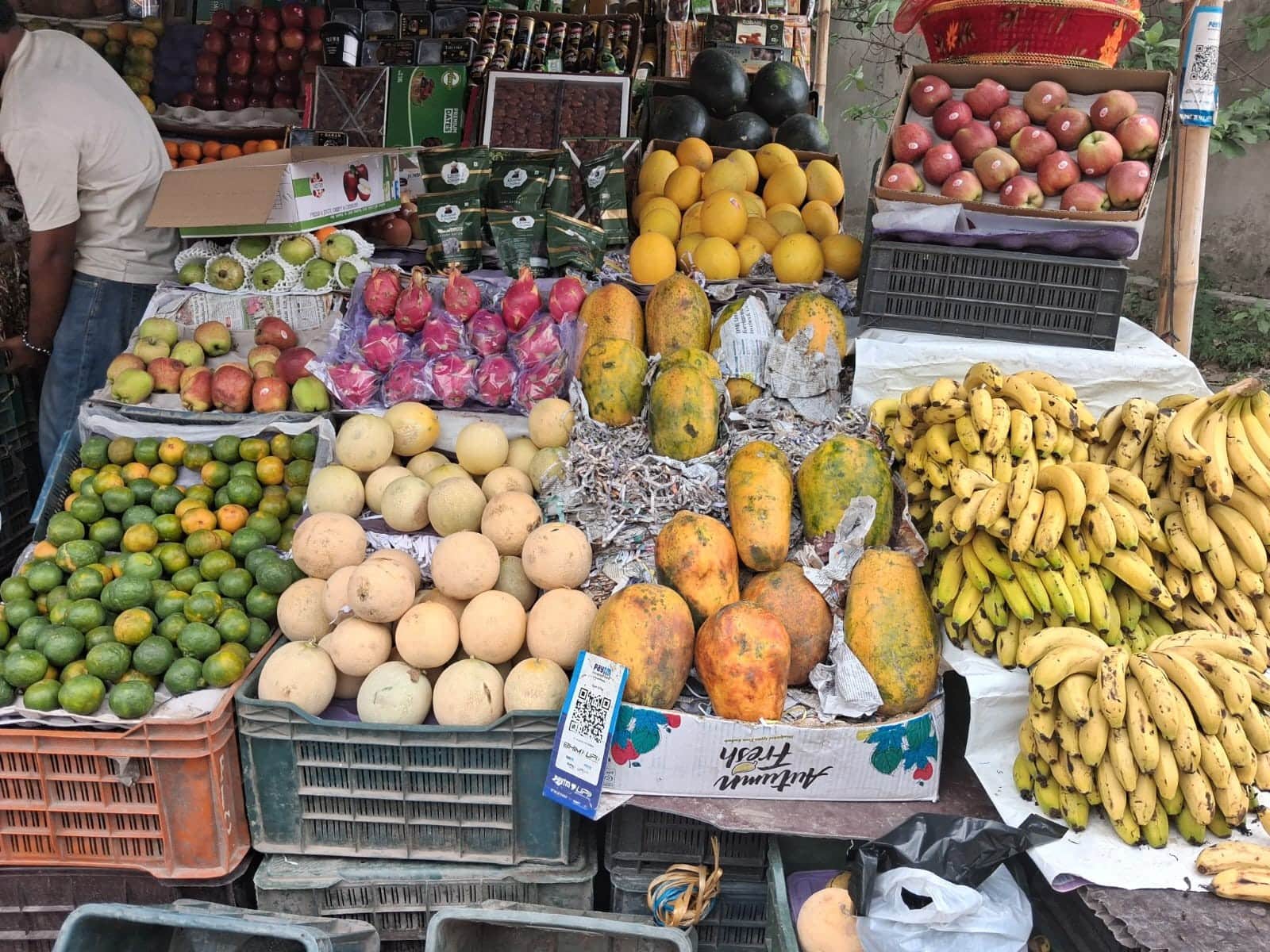 चैत्र नवरात्र को लेकर बाजार में सजी फलों की दुकान। संवाद