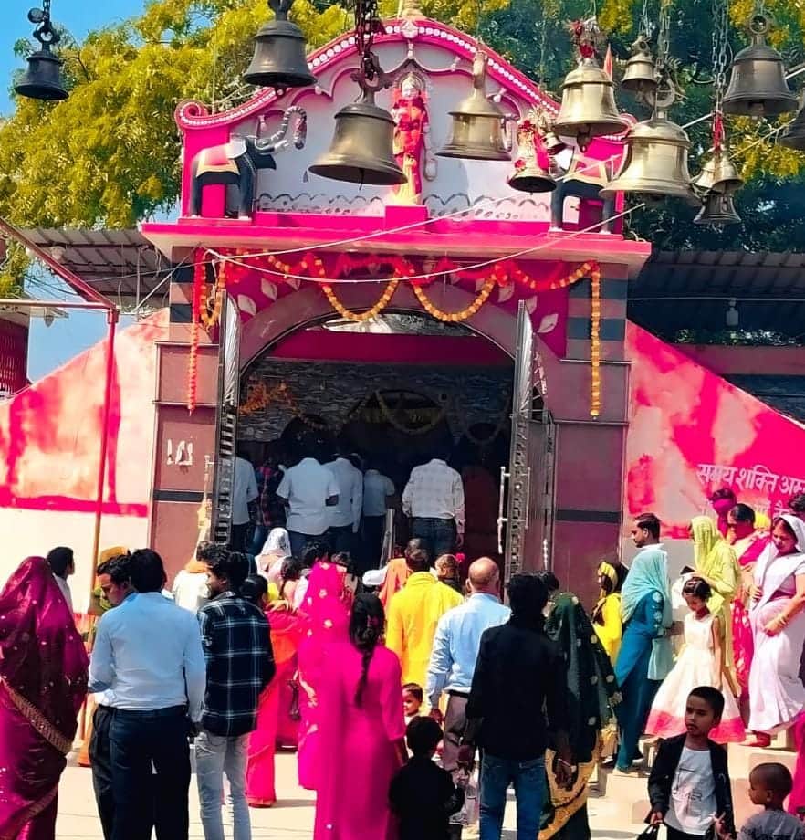 चैत्र नवरात्र के पहले दिन बैडया समय माता मंदिर पर श्रद्धालुओं की लगी भीड़। संवाद