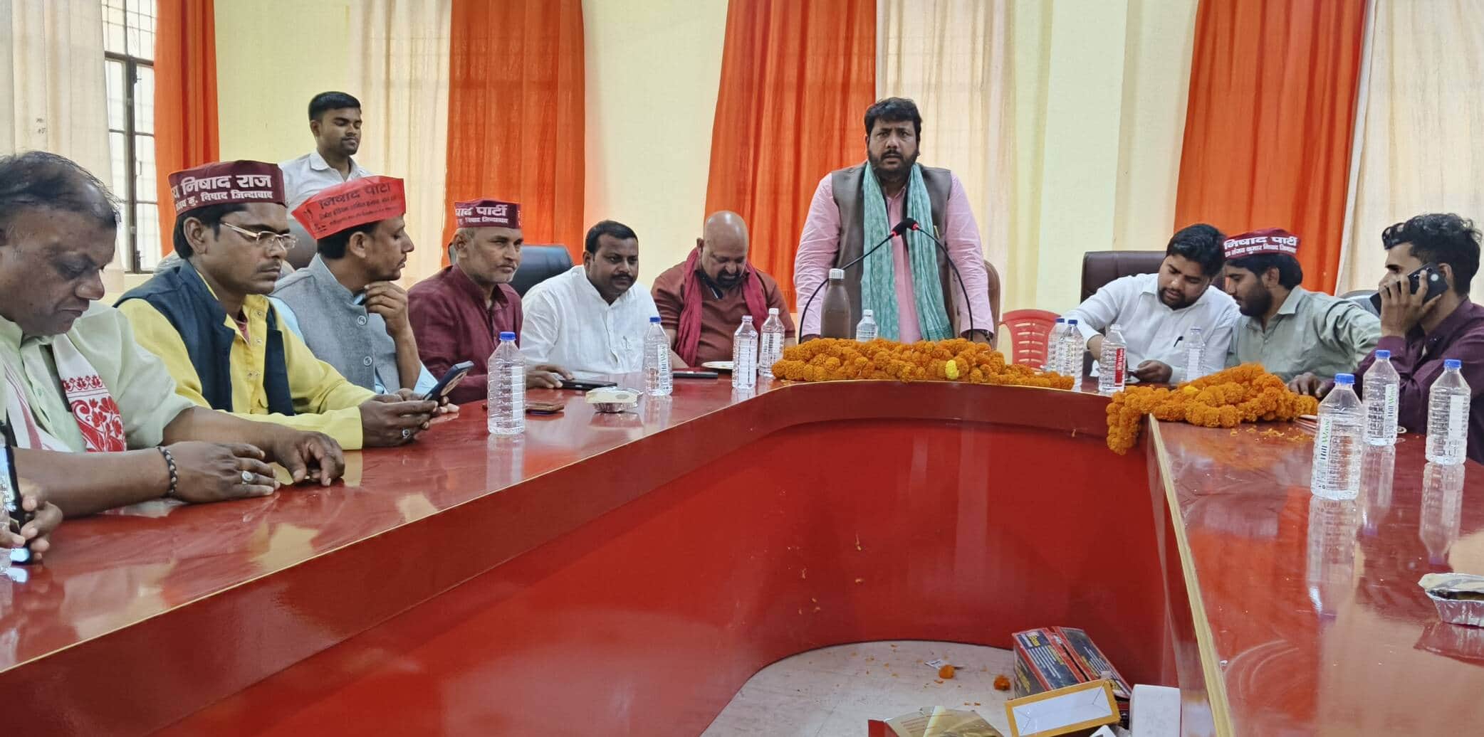 छितौनी नगर पंचायत में आरक्षण हुंकार रैली को सफल बनाने के लिए बैठक को संबोधित करते निषाद पार्टी 