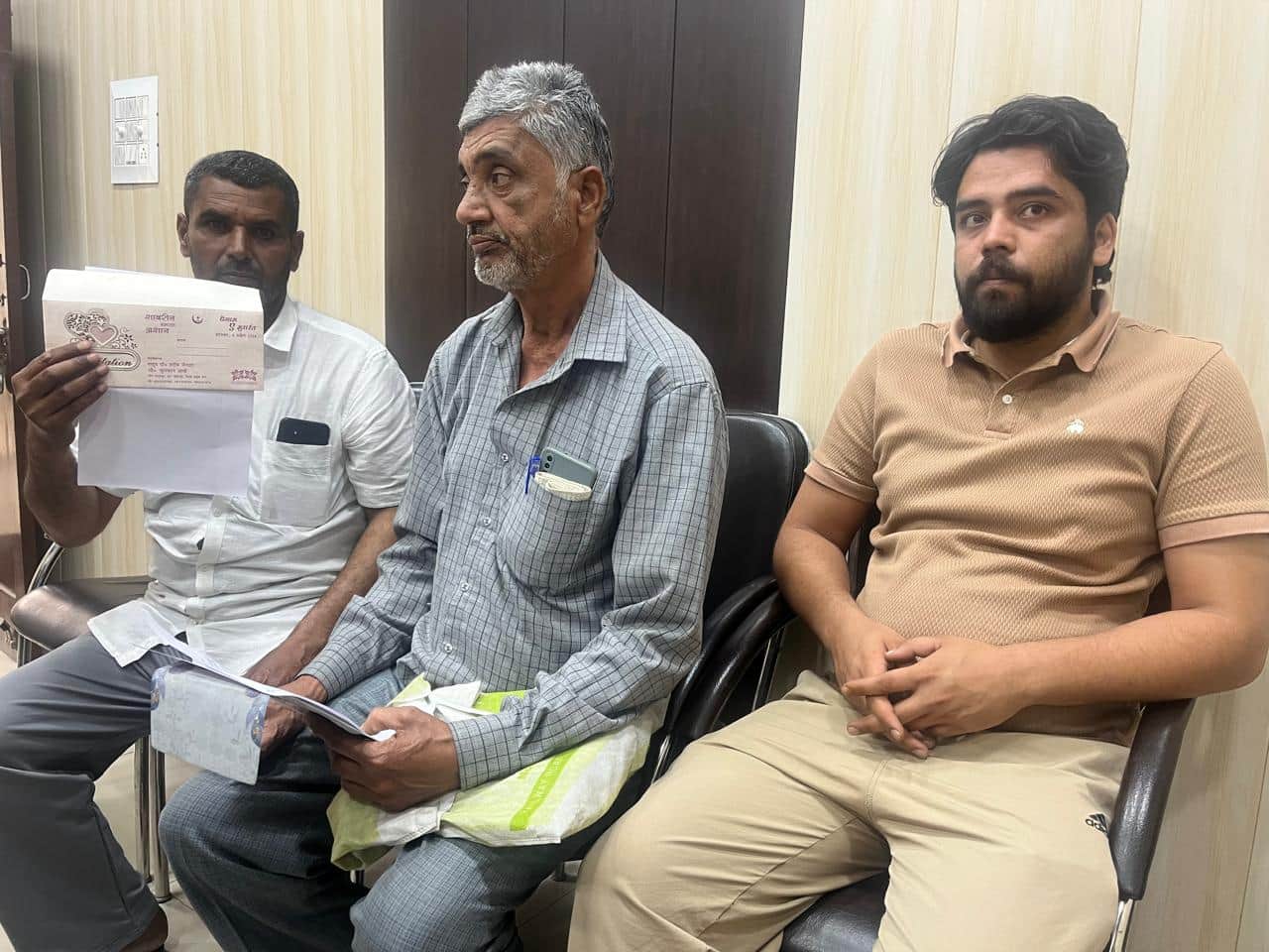 डीएफएससी कार्यालय में शादी का कार्ड लेकर सिलिंडर लेने पहुंचे लोग। संवाद